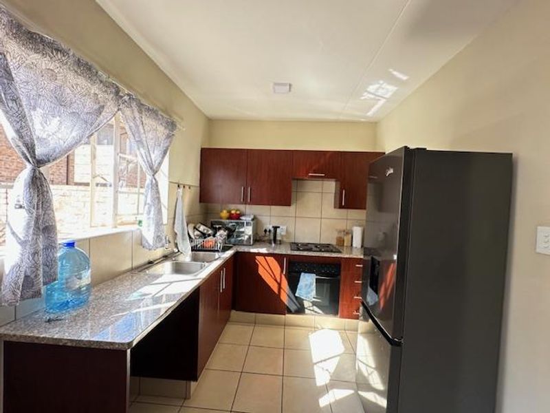 Spacious 3-Bedroom Duplex Townhouse in Annlin - Photo 2