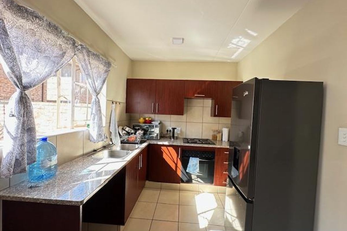 Spacious 3-Bedroom Duplex Townhouse in Annlin - Photo 2