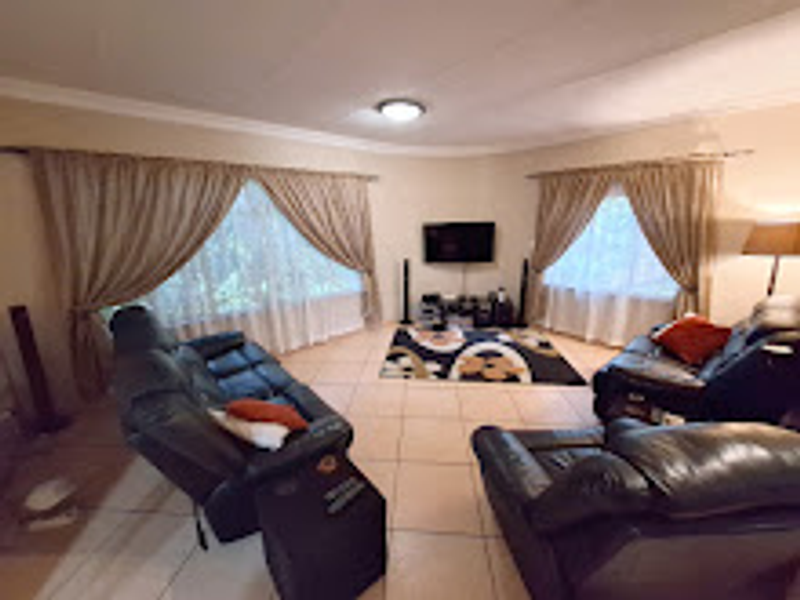 3 Bedroom, 2 Bathroom House with a Double Garage in an excellent condition, with a swimming pool in Garsfontein. The Entertainers dream! - Photo 3