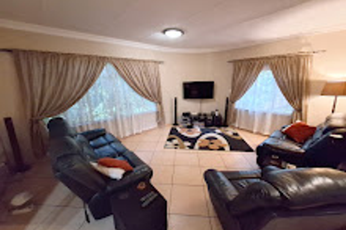3 Bedroom, 2 Bathroom House with a Double Garage in an excellent condition, with a swimming pool in Garsfontein. The Entertainers dream! - Photo 3