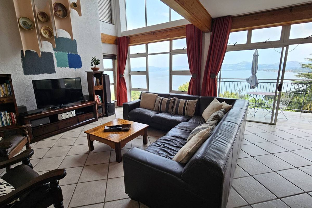 Executive 3 Bedroom Multi Level House in Kosmos - Photo 3