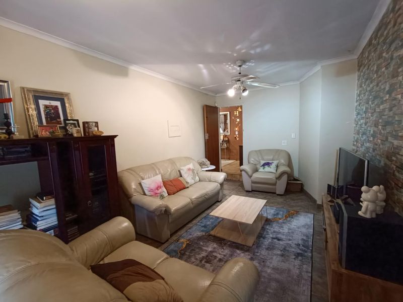 ZWARTKOP CENTURION - 4 BEDROOMS - STUDY - 3 LIVING AREAS - Photo 9