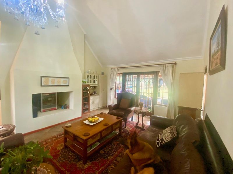 Spacious three-bedroom house on a small holding in Joostenbergvlakte - Photo 3