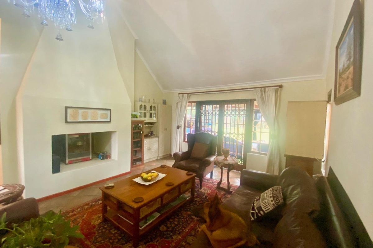 Spacious three-bedroom house on a small holding in Joostenbergvlakte - Photo 3