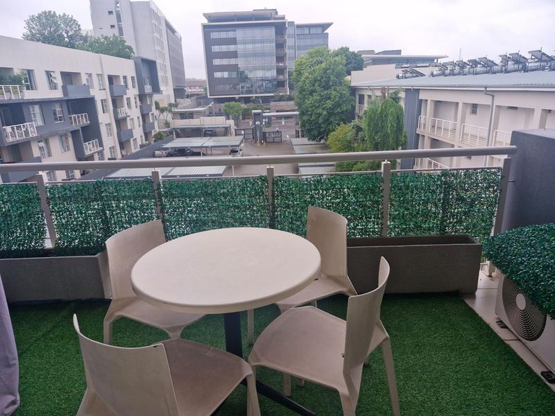 Top floor immaculate 2 Bedroom Apartment - Photo 7