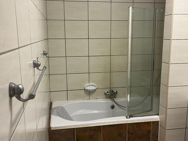 City View! One Bedroom Apartment on the ground floor. - Photo 5