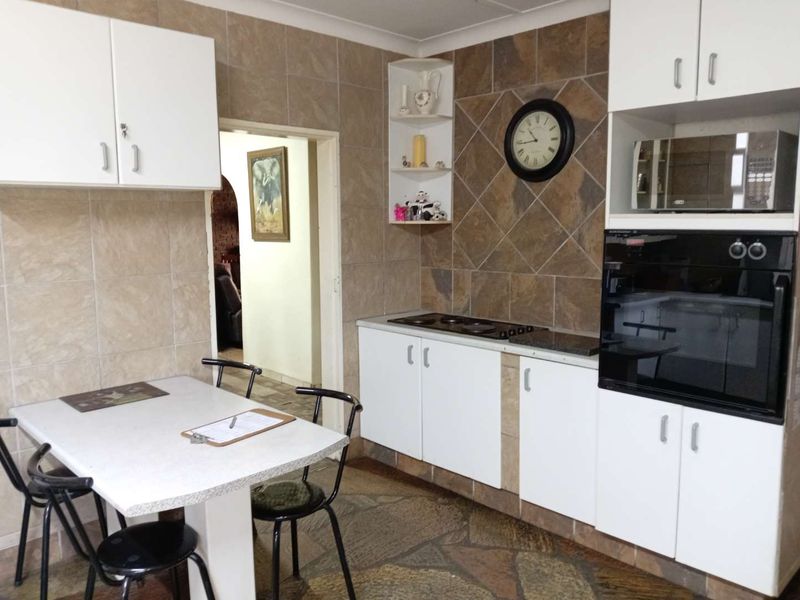 Entertain & Relax: Spacious 4-Bedroom with Outdoor Braai Area - Photo 7