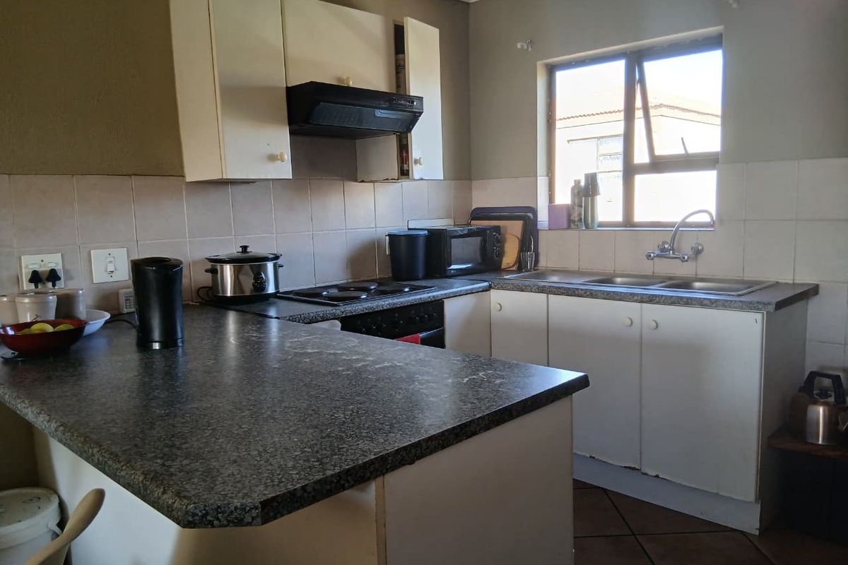 Pet-Friendly Paradise: Spacious 3-Bedroom Apartment Awaits! - Photo 2