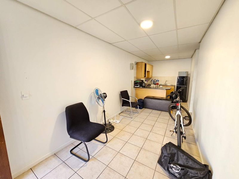 Lovely 1 Bed 1 Bath Apartment with open plan living area with kitchenette - Photo 3