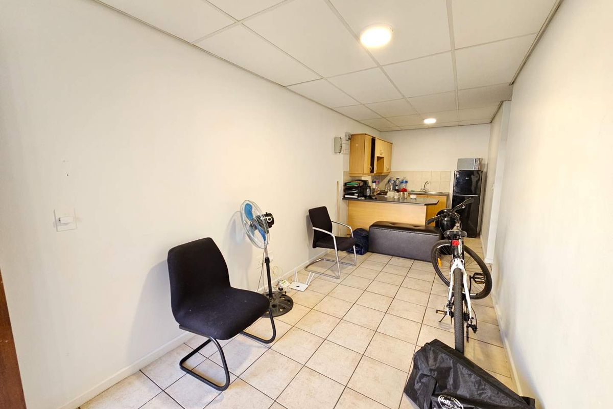 Lovely 1 Bed 1 Bath Apartment with open plan living area with kitchenette - Photo 3