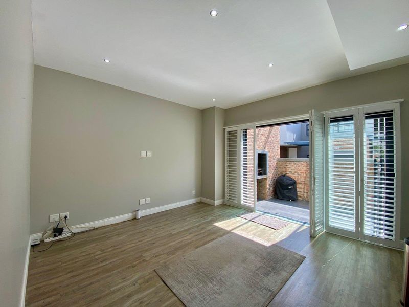 Modern Two-Bedroom Townhouse in Leafy Brooklyn – Quality Living in Gables on Marais - Photo 3