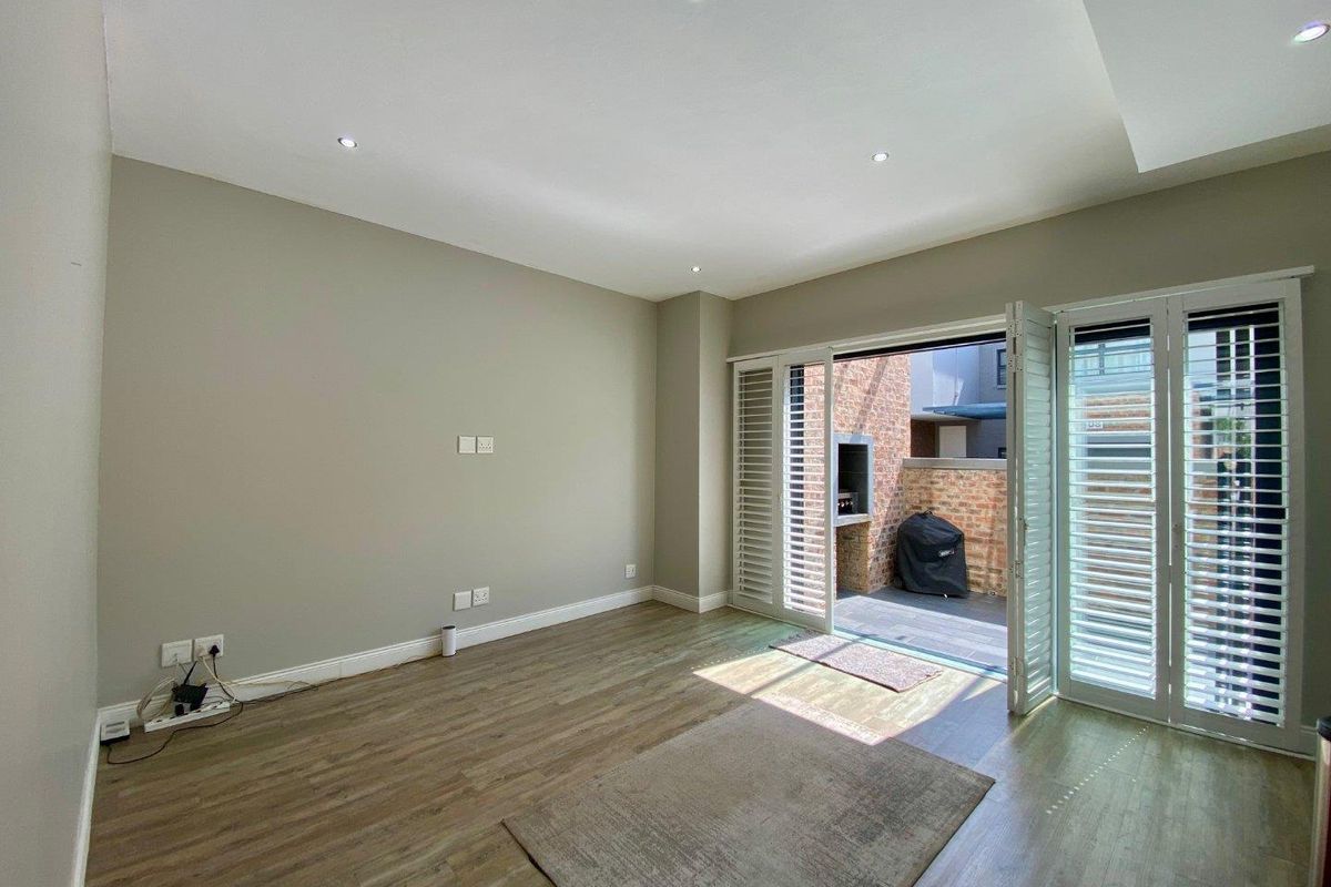 Modern Two-Bedroom Townhouse in Leafy Brooklyn – Quality Living in Gables on Marais - Photo 3