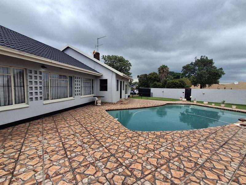 FAMILY HOME WITH FLATLET - BRACKENDOWNS - Photo 2