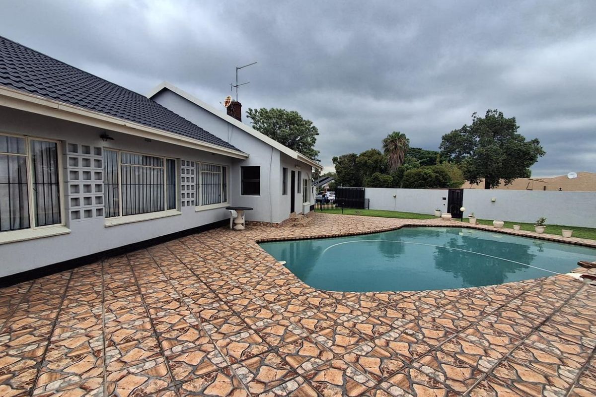 FAMILY HOME WITH FLATLET - BRACKENDOWNS - Photo 2