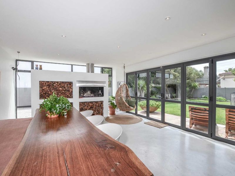 Spacious Beachside Family Retreat – 350m from the Ocean - Photo 5