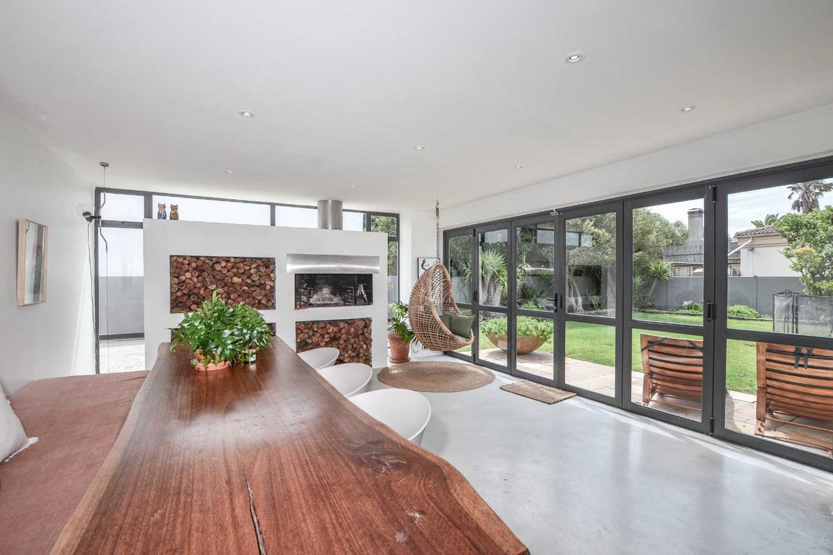 Spacious Beachside Family Retreat – 350m from the Ocean - Photo 5