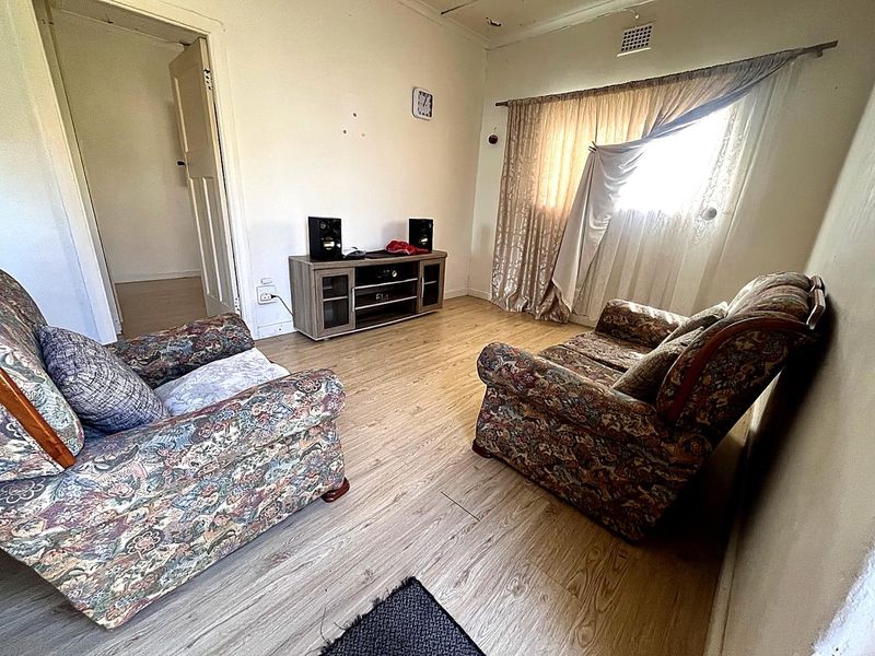 Two Bedroom Freestanding House - Photo 3
