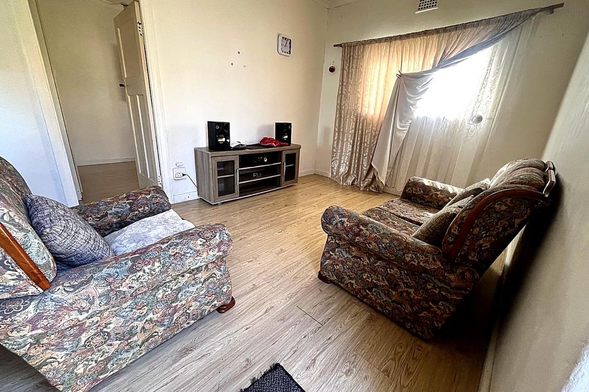 Two Bedroom Freestanding House - Photo 3