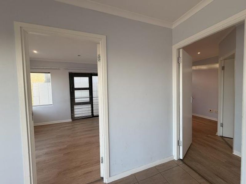 2 Beds, 2 bathrooms UNFURNISHED apartment with 2 parking bays, juliette balcony - Photo 9