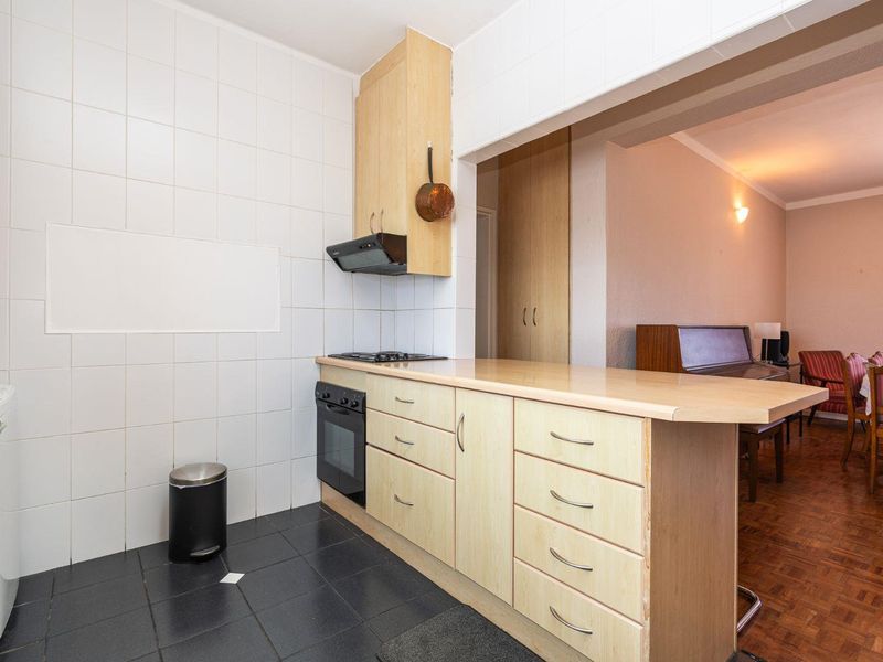 Bright and Spacious 3- Bedroom Flat - Ultimate Convenience Near Town! - Photo 6