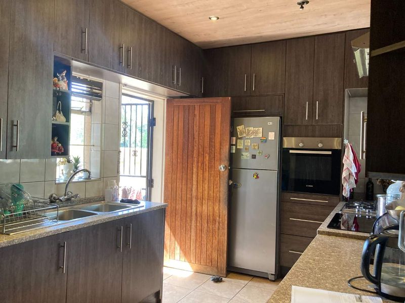 Stunning Family Home in Boomed off Area - Photo 10