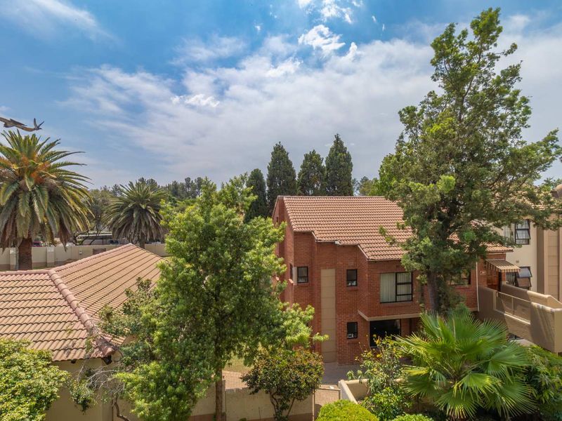 3 bedroom apartment in the leafy heart of Paulshof - Photo 9