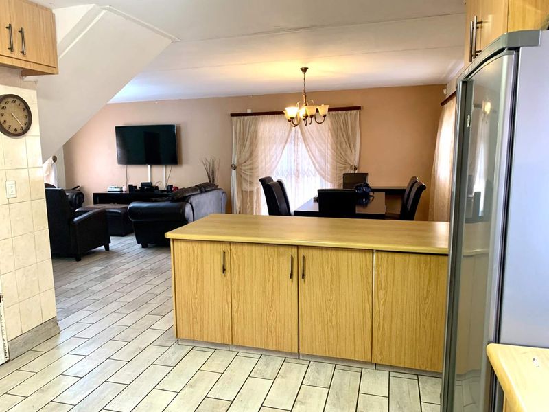 BEAUTIFUL HOUSE IN MANDELA VIEW - Photo 5