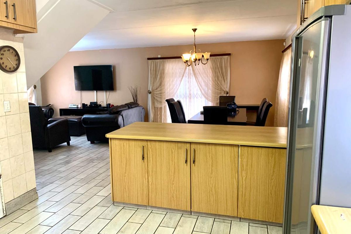 BEAUTIFUL HOUSE IN MANDELA VIEW - Photo 5