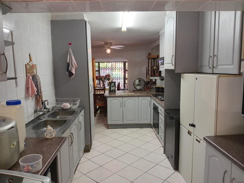 Modern 3-Bedroom Duplex in Secure Arboretum Complex - Photo 2