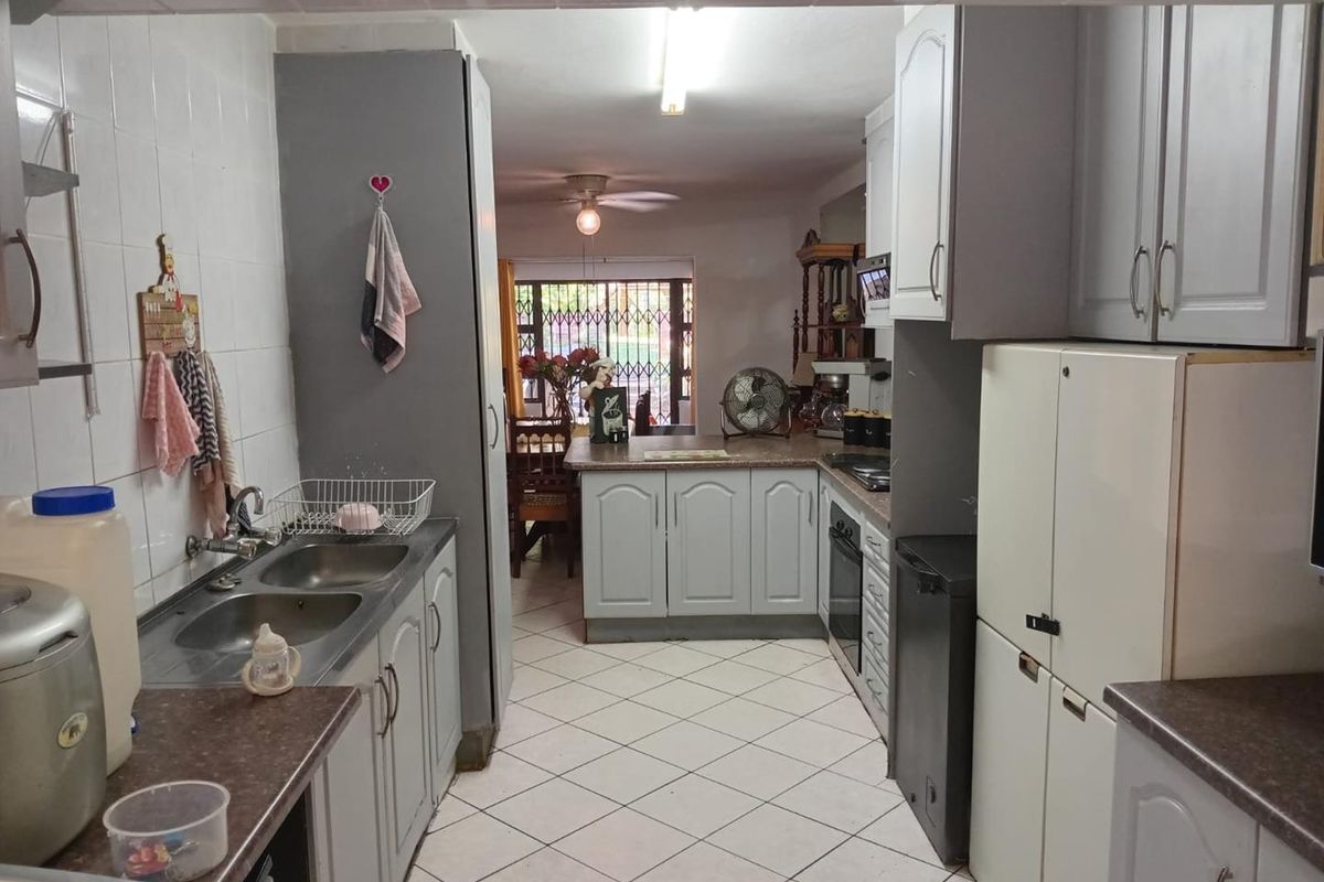 Modern 3-Bedroom Duplex in Secure Arboretum Complex - Photo 2