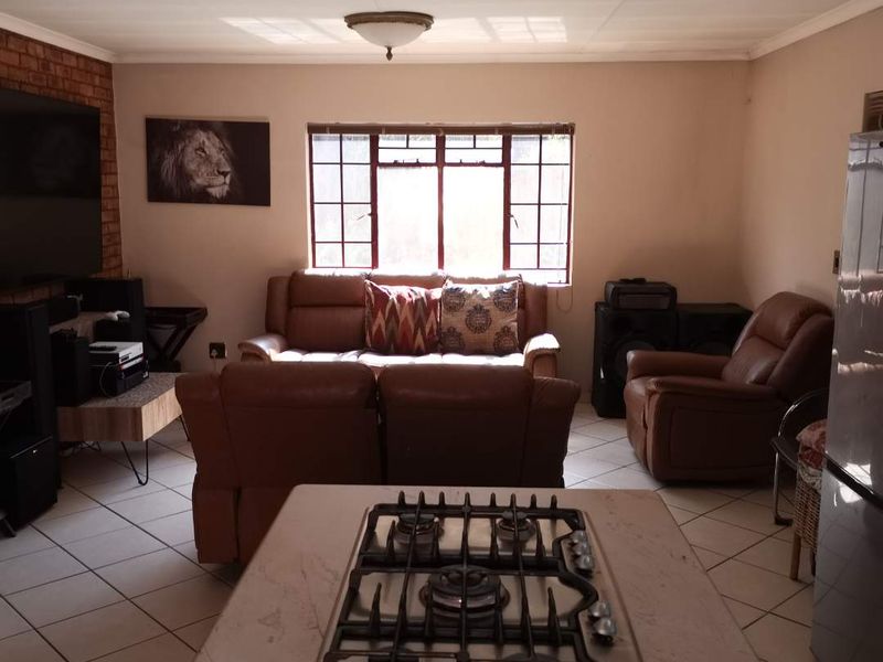 3 BED, 2 BATH HOUSE TO RENT - Photo 10