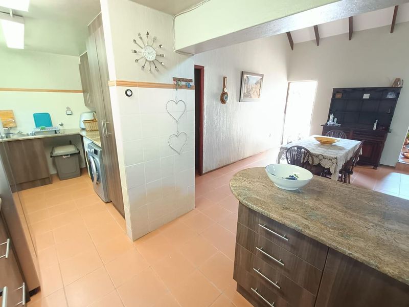 Spacious Family Living with an Attached Flatlet in Desirable Clubview! - Photo 10