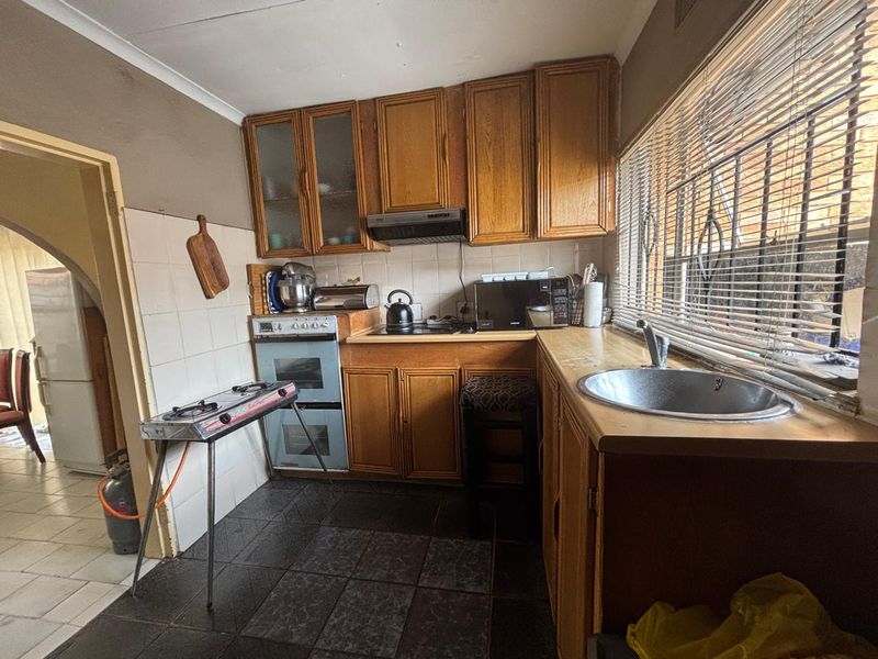 Stunning 3-Bedroom Family Home for Sale in Protea North - Photo 8