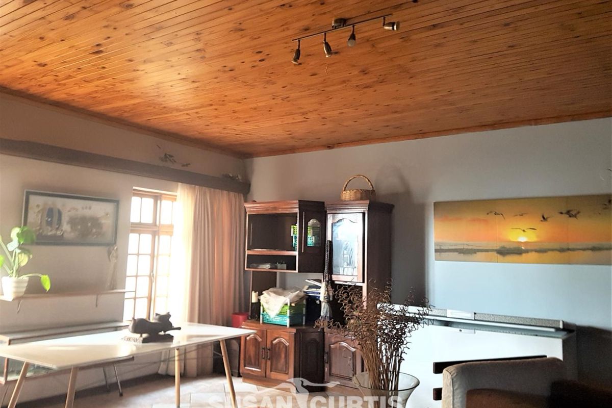 Family Home - Photo 5