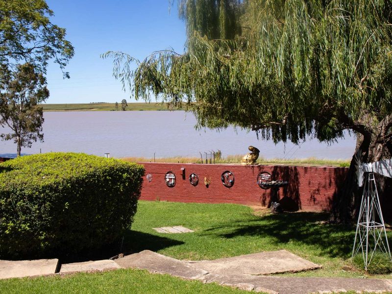 Waterfront Living – A Once-in-a-Lifetime Opportunity. 3 BedroomHouse with Flatled- Turn-Key investment with Solar Backup system - Photo 5