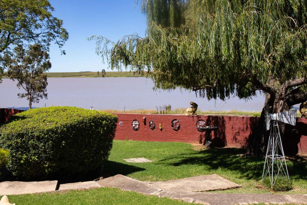 Waterfront Living – A Once-in-a-Lifetime Opportunity. 3 BedroomHouse with Flatled- Turn-Key investment with Solar Backup system - Photo 5