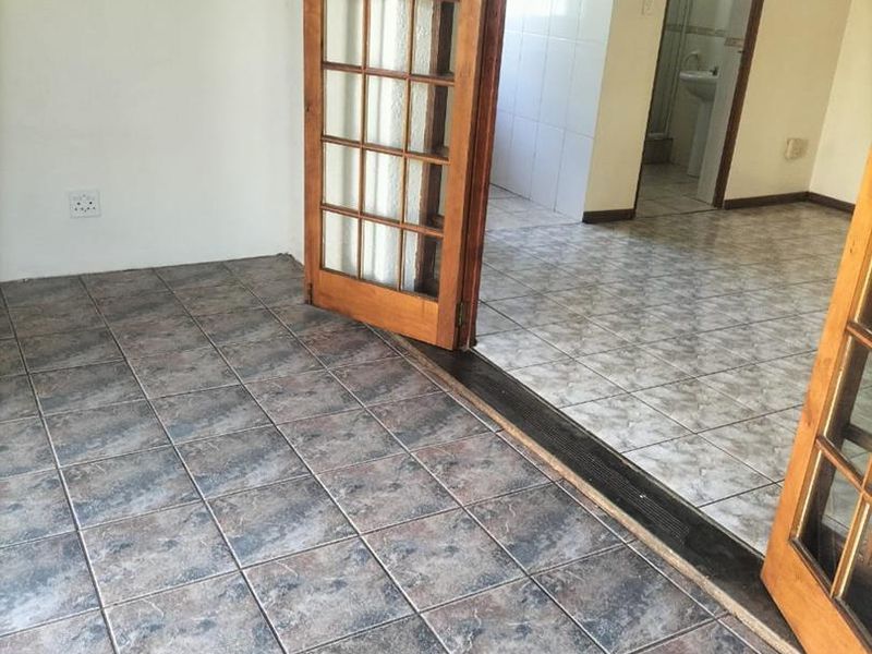 Charming Bachelor's Flat with Inclusive Utilities and Covered Parking - Photo 2