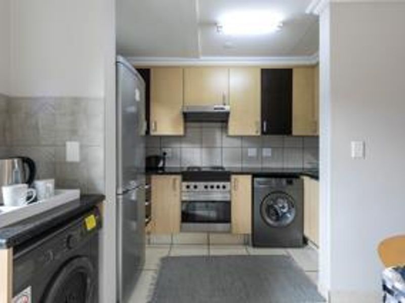 FURNISHED 1 BEDROOM GROUND FLOOR - Photo 3