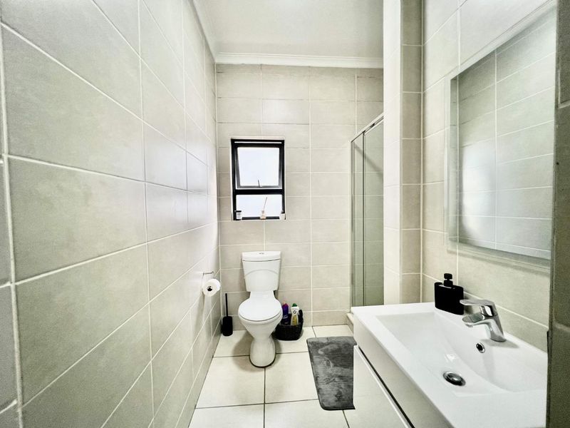 Top-Floor Unit with Breathtaking Views and Modern Comfort - Photo 8