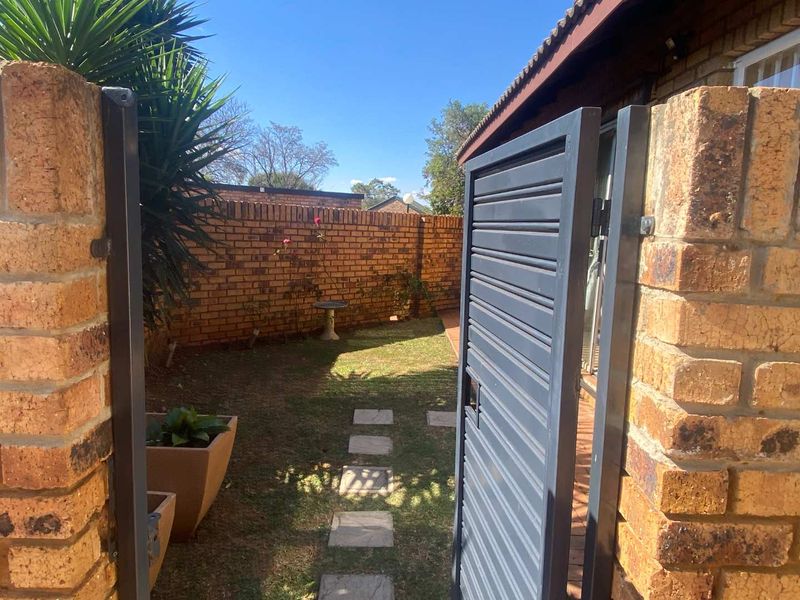 2 Bedroom Townhouse in Highveld. - Photo 4