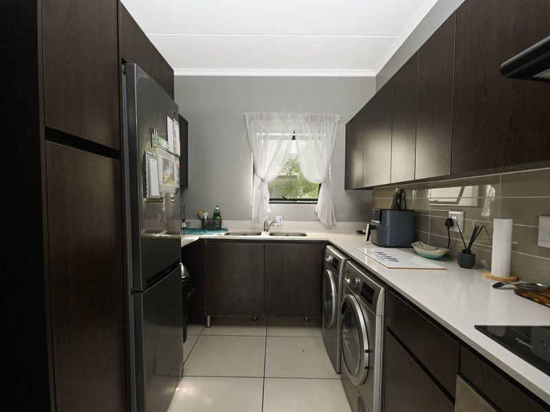 3 Bedroom, 2 bathroom unit in popular De Velde - Photo 6