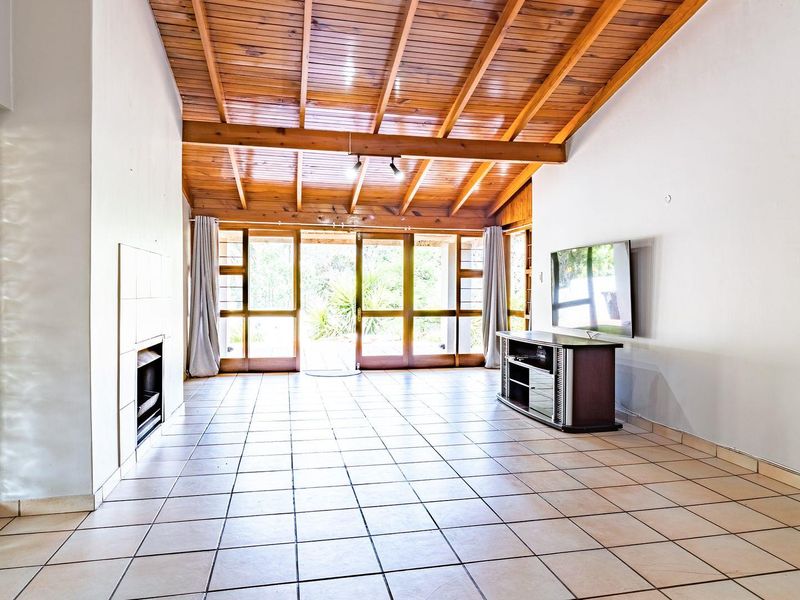 4 Bedroom Home in Fairland - Photo 10