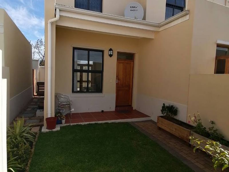 Unfurnished Two-Bedroom Townhouse with Courtyard and Garage in Sought-After Royal Ascot - Photo 2
