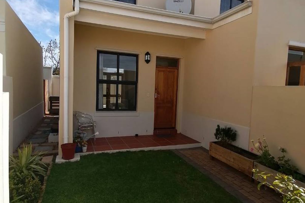 Unfurnished Two-Bedroom Townhouse with Courtyard and Garage in Sought-After Royal Ascot - Photo 2