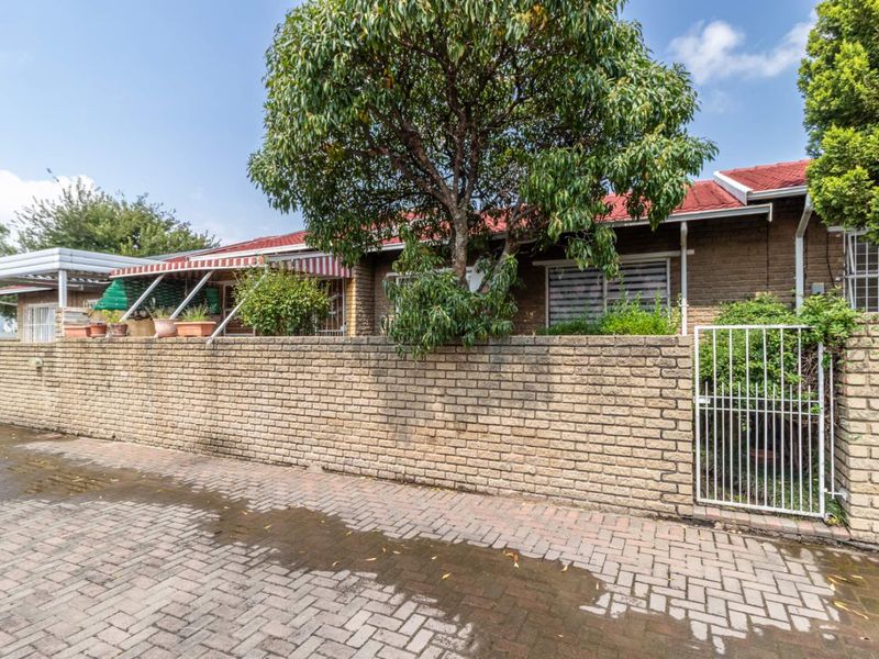 Charming Simplex Living with Endless Potential. Sorry unfortunately no pets - Photo 4