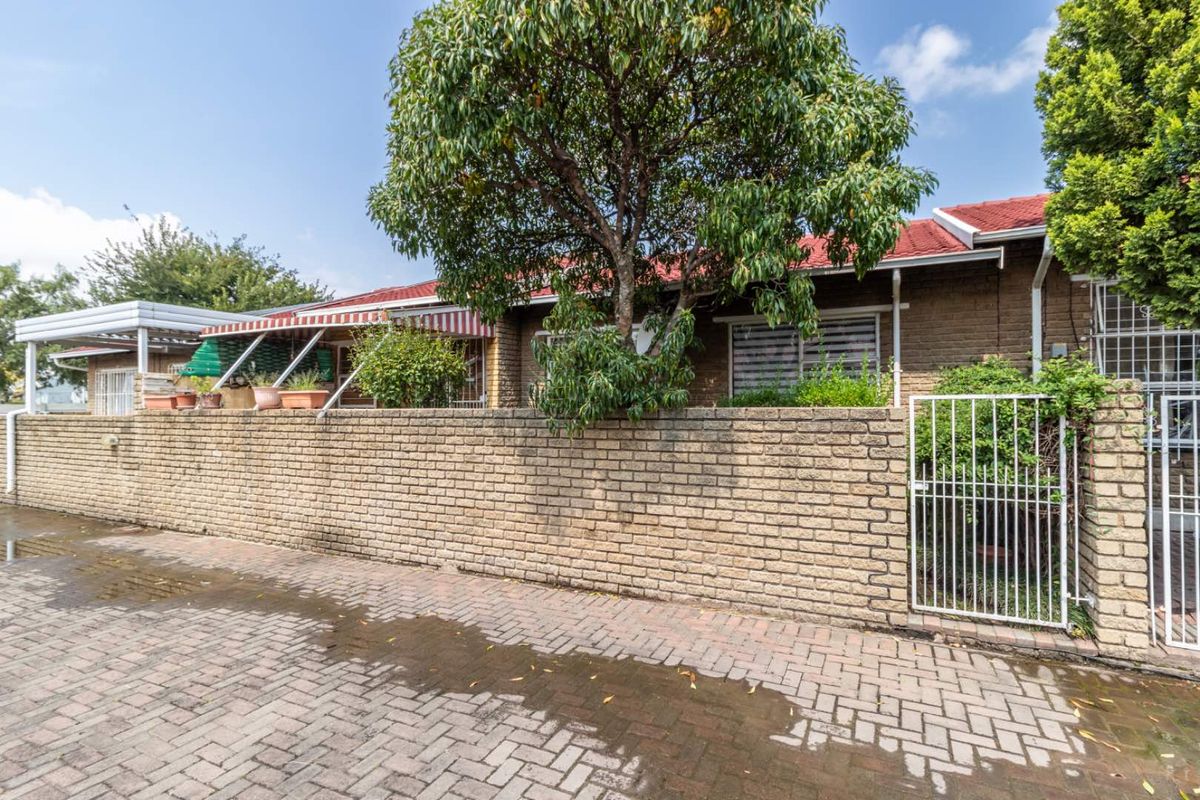 Charming Simplex Living with Endless Potential. Sorry unfortunately no pets - Photo 4