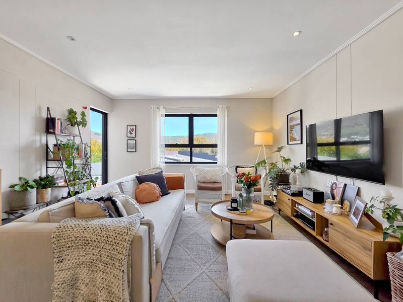 Beautiful Sunny Apartment with Iconic Mountain Views - Photo 4