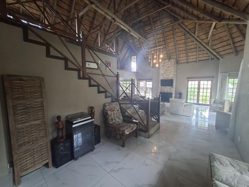 Well Located Spacious Thatch Family Home with cottage - Photo 10