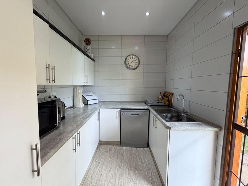 3 or 4 bedroom FAMILY HOME Selling! - Photo 5