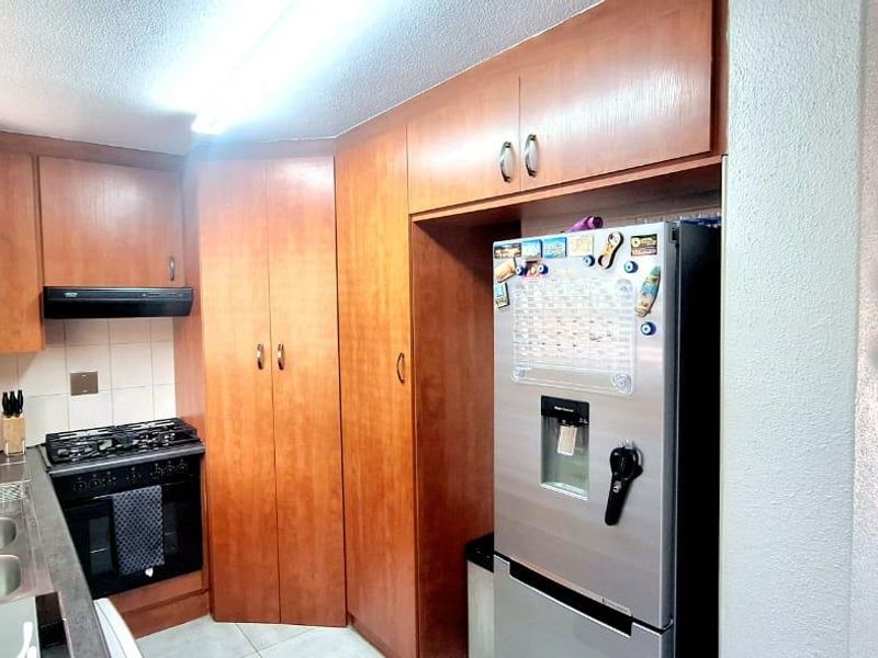 Eye Catching 3 Bedroom Duplex with Solar & Private Pool - Photo 10